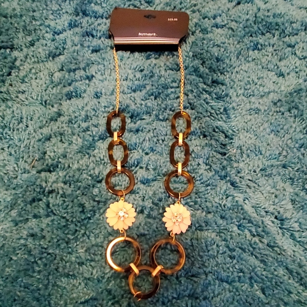 Tort and flowers necklace